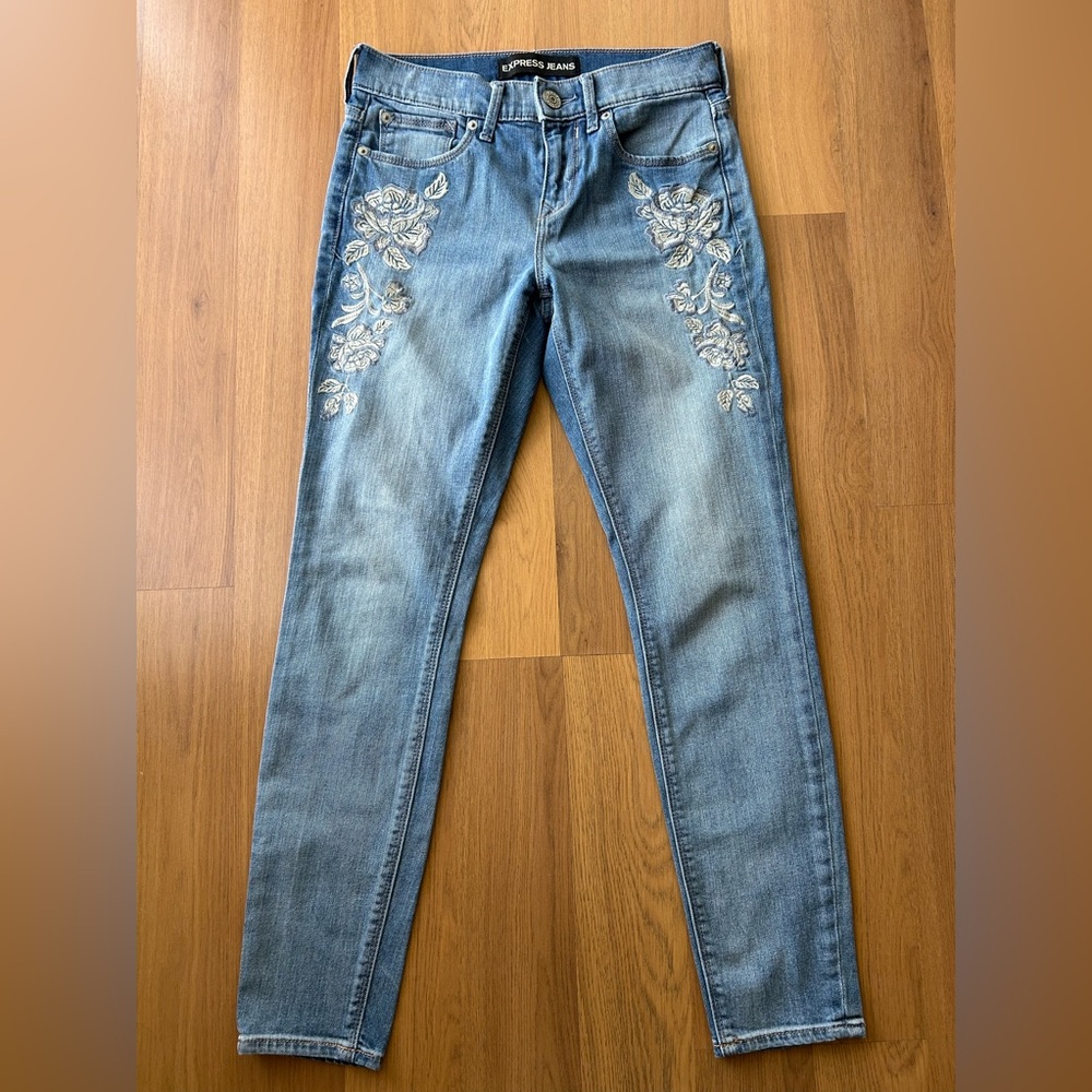 Express Jeans mid rise legging light denim floral embroidery 00 short